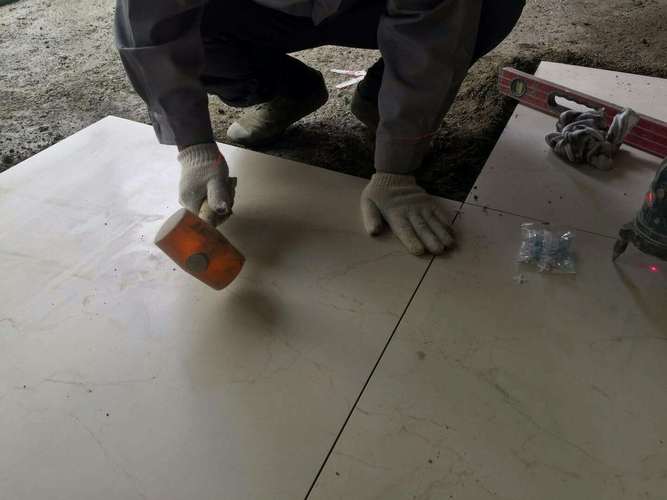 地砖铺设的质量: 地砖表面洁净,图案清晰,色泽一致,接缝均匀,周边顺