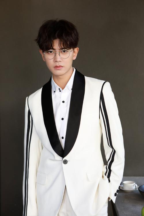 任嘉伦白色西装超帅写真图片