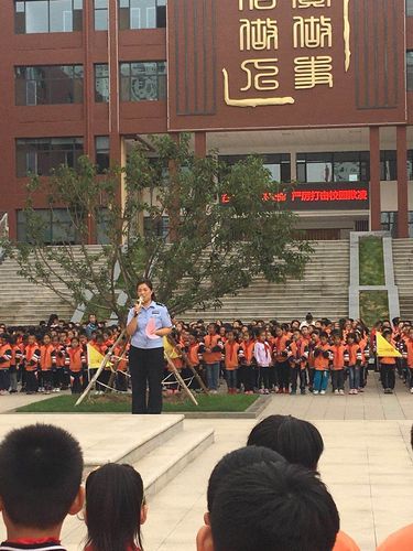 丹朱派出民警张理霞,王妮垚等民警深入长子县东方红小学开展"扫黑除恶