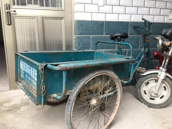 贺士荣老人接送时佳杰上下学用的三轮车.