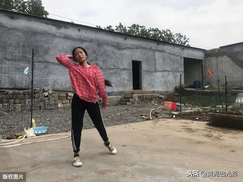 爹倒在玉米地,妈逝在她怀里,农村少女带10岁弟追求梦想