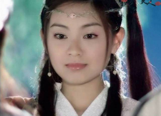原创还记得倚天屠龙记中的小昭?生下女儿后全职在家5年,女儿超漂亮