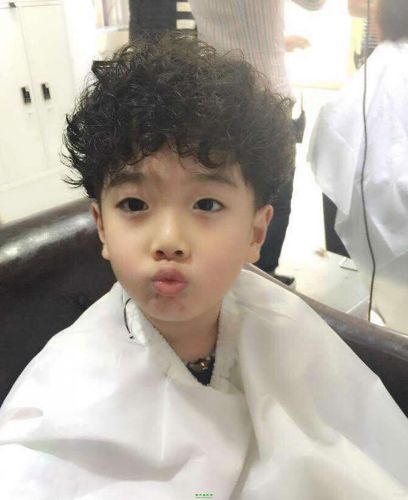 男童烫发发型设计图片 变得不一样的帅气