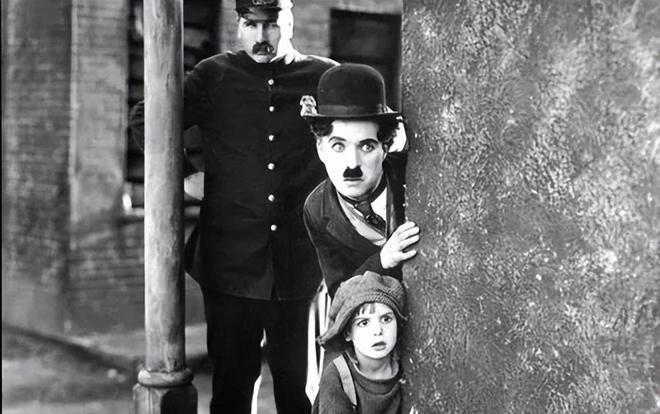 哥哥得知他加入过剧团,学习过表演之后非常支持他,西德尼认为卓别林不