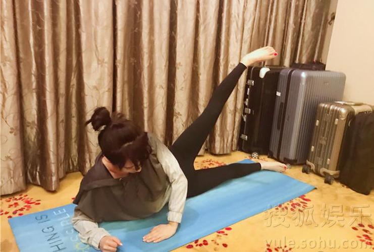 李念酒店练瑜伽照曝光 李念穿着紧身裤小翘臀尽显【图