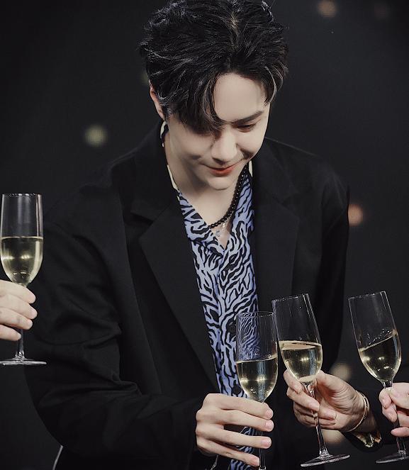 王一博解锁新身份代言不断拿到手软上演香槟杀却被奶膘出卖