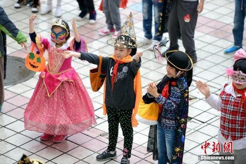 小学生奇装异服狂欢万圣节化妆舞会-现代快报网