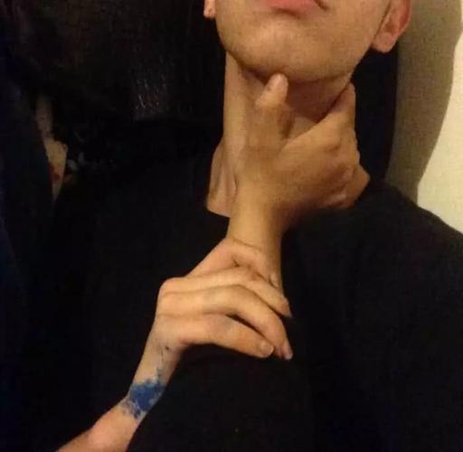 有没有好看的男生锁骨或者手的照片能当背景图的那种66