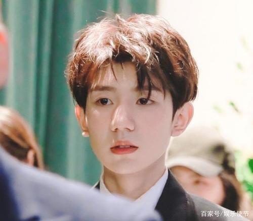 王源晒三月限定发色,蓝灰色加小揪揪帅气可爱,无精修