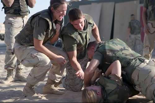 美国女兵哭诉最害怕的不是战场上的敌人,而是自己军营