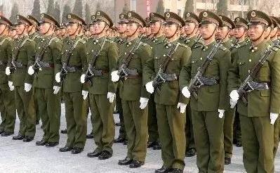 上世纪八十年代,我军换发87式军服,为何增加了领带?