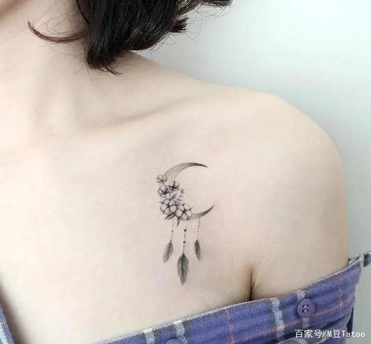 捕梦网与月亮,花朵结合的清新锁骨纹身