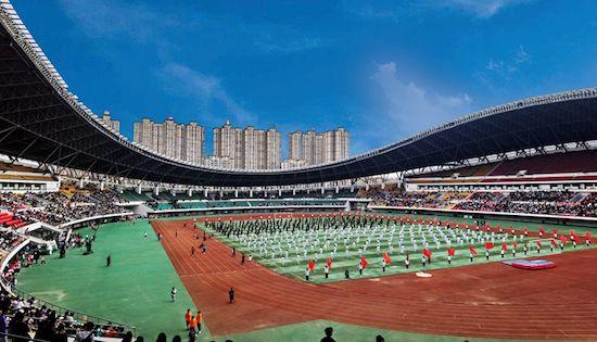 4月28日,黄淮学院体育中心红旗飘扬,音符嘹亮——黄淮学院第十七届