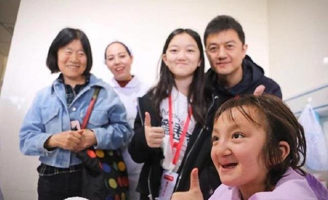 潮牌款t恤也是随便穿,小编觉得李嫣虽然出生带着兔唇,但是作为李亚鹏