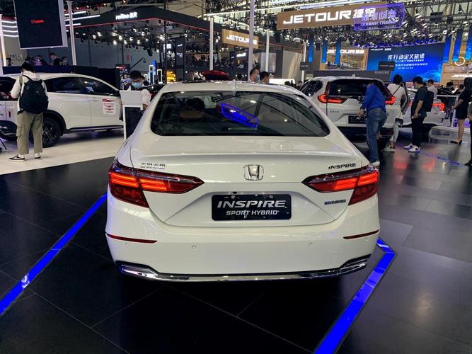 来到车身侧面,则会发现本田inspire采用了与雅阁相似的大溜背车尾