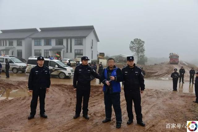 黑恶团伙往日横行乡邻警方押解指认犯罪现场民众称终于安宁了