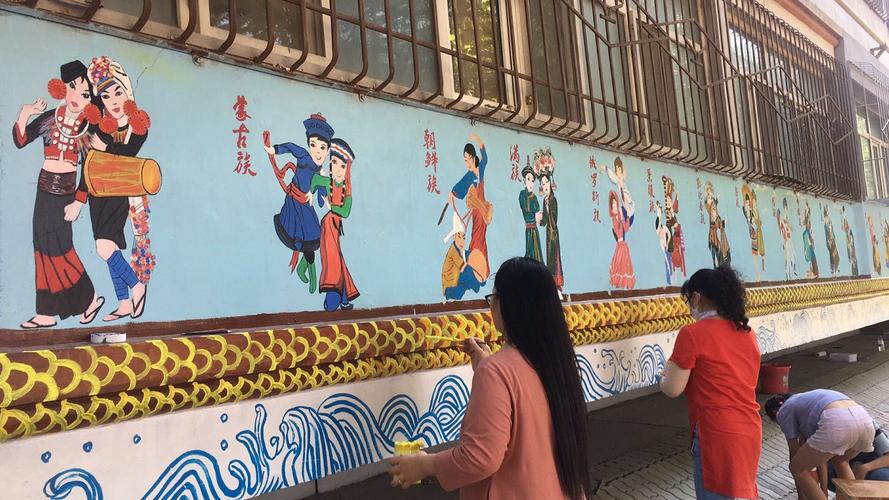 "以艺抗疫,同舟共济"——第十二师中学民族团结文化墙绘实践活动