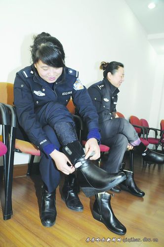 女交警穿上电热棉鞋