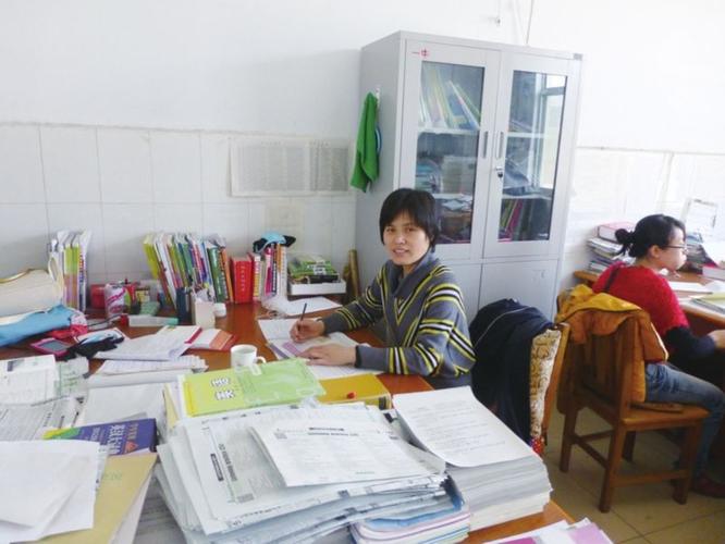 殿堂;她以身作则,用自己的行动感染每一个学生;她是学生眼中的好老师