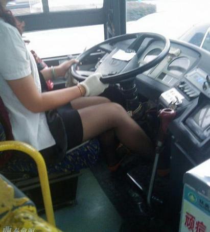 公交车女司机遇上路面颠簸起伏被墩得从驾驶座位上弹起来时,如果穿的