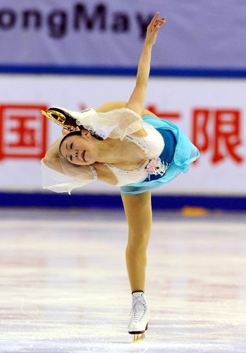 图文:花样滑冰女子单人滑比赛 身体柔韧性极佳