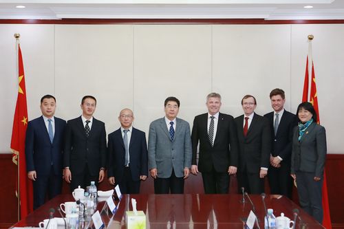 张军扩副主任会见挪威工党代表团