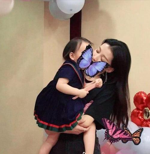 个头一下就蹿上来了,可惜董子健和孙怡都没有晒出大福的正脸照片