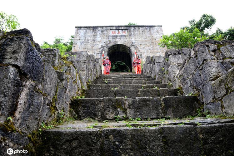 1/ 12 海龙屯遗址位于贵州遵义老城北约30里的龙岩山东麓,始建于1257