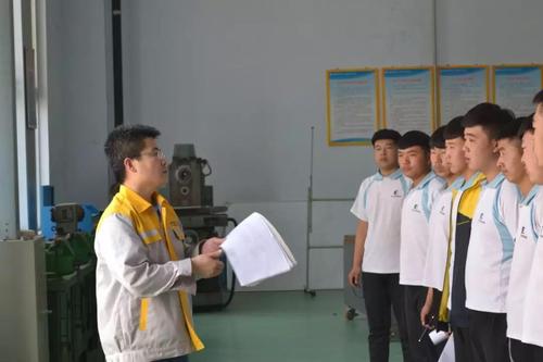承德技师学院现代装备制造系参加"钳工技能节创意产品