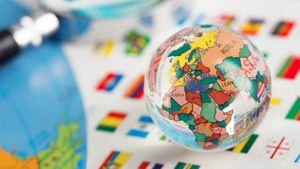 无论是先期进入的欧莱雅和宝洁全球性日化巨头,中期通过文化入侵的