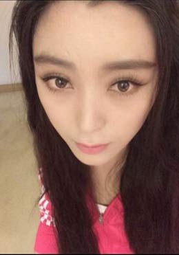 日刊:贝嫂"冰块脸"合影难见笑容 范冰冰替身逆天神似本尊