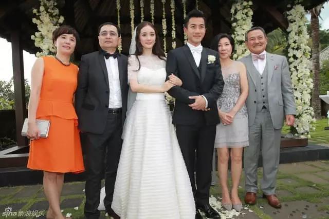 杨幂刘恺威婚礼中,最显眼要数杨幂妈妈的一身荷叶边连衣裙,恰到好处