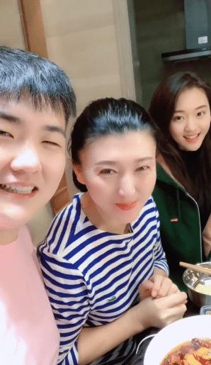 48岁闫学晶享受天伦之乐,3岁小女儿很可爱,26岁儿子娶