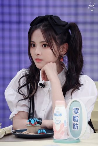 收几张杨超越泡泡袖的图