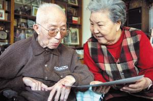 王莘和孩子们一同歌唱祖国(资料图片)王莘和老伴王惠芬是一对走过"