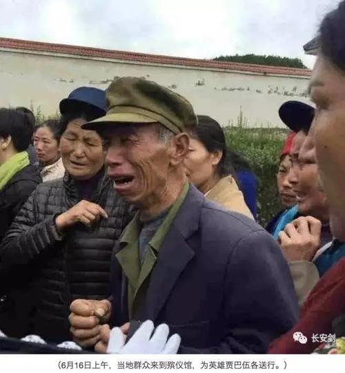 歌手吉杰是贾巴伍各的堂哥.6月15日,他回到布拖县送别英雄.