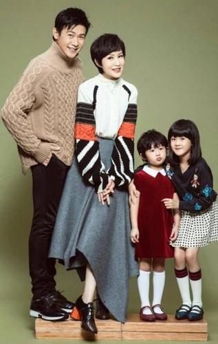 在前一天,鲍蕾的妹妹鲍莉则是嫁给了郭京飞,所以陆毅和郭京飞成了