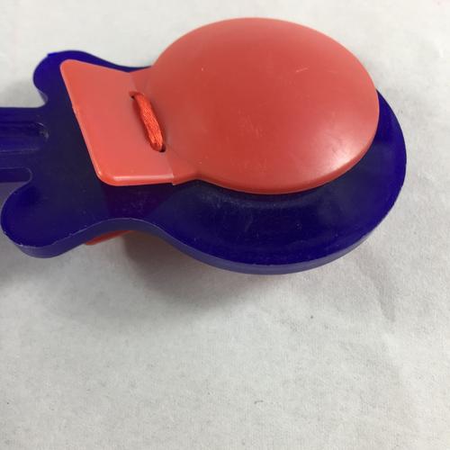 或放在手心,用另一只手拍发音 使用方法:用左手托住圆舞板,把唱歌的小