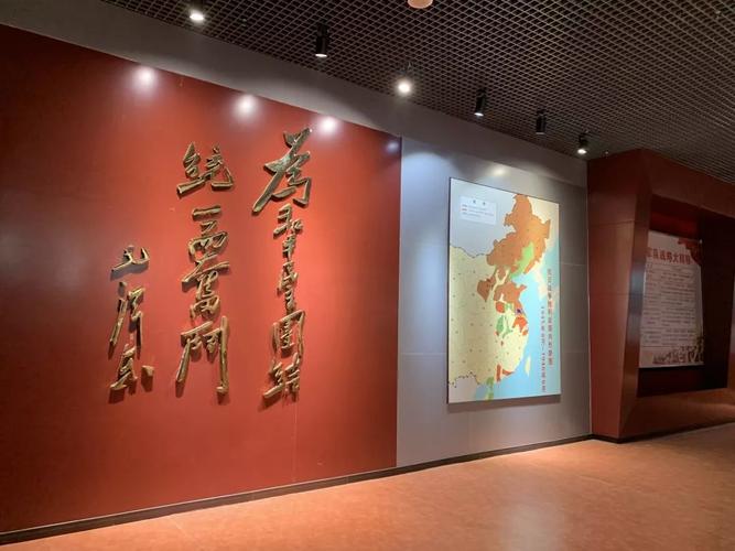 在纪念馆内,全体党员怀着无比崇敬的心情仔细观看展厅的图文介绍和