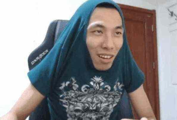 旭旭宝宝将水友装备弄碎,十倍金额赔给号主,还附带一套透明天空