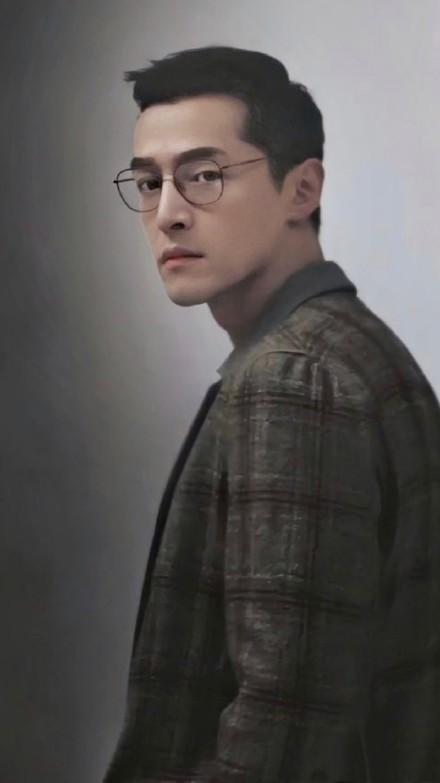 胡歌戴眼镜旧照,书生气息十足. 不老男神胡歌帅气依旧.