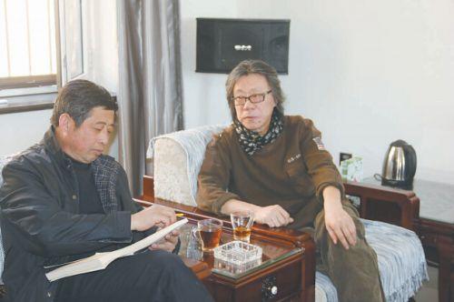 北京大学著名画家王一民教授(右)与曹振林探讨乡镇文化站的发展前景.