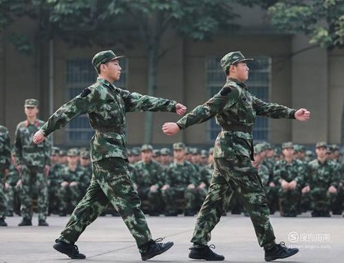 齐步走的动作要领