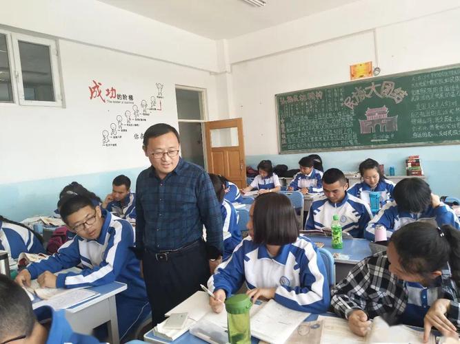 刘坚在哈密一中的课堂上