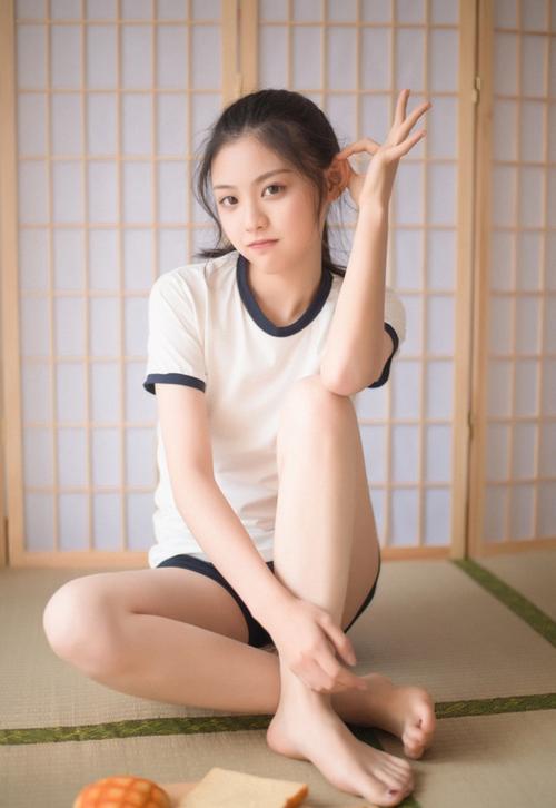 榻榻米上的光脚短袖女生