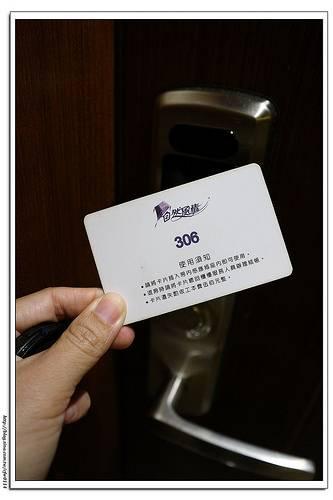 我们这天入住的是306号房,同样是用房卡刷卡入房.