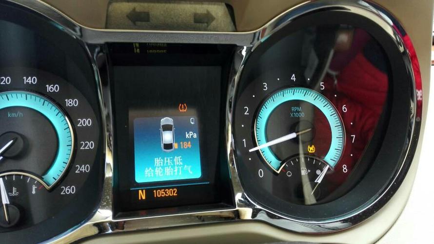 别克新君越黄色警示灯亮了,请问什么情况