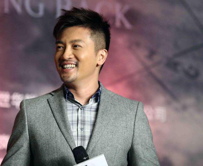 47岁苏有朋被曝与经纪人隐婚10年,两人亲密逛街的照片