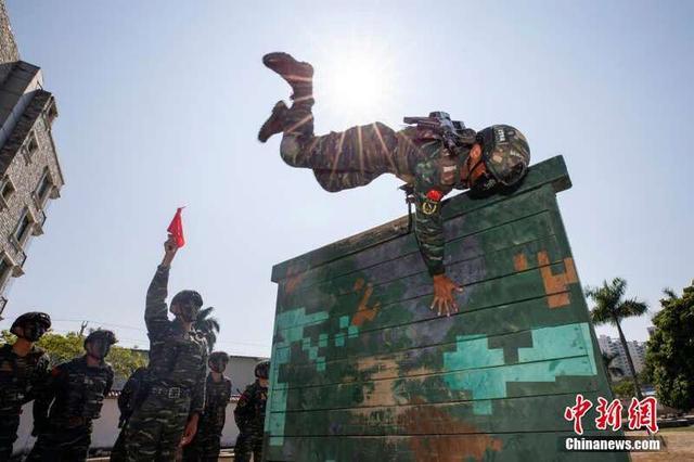 图为400米障碍训练中,特战队员快速翻越高墙障碍. 余海洋 摄