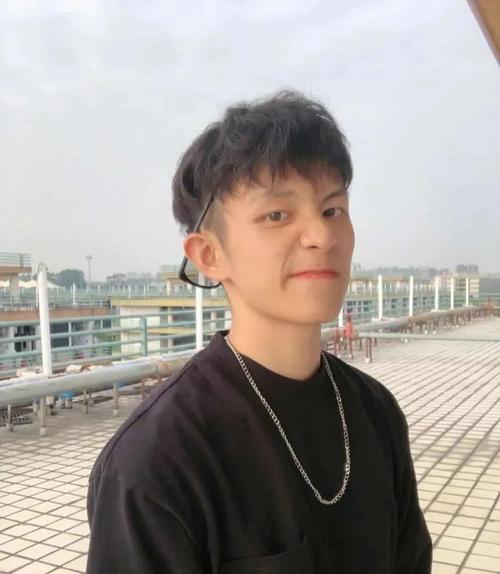 抖音乐仔levi怎么了乐仔levi飞机视频图片三人是怎么回事是真的吗